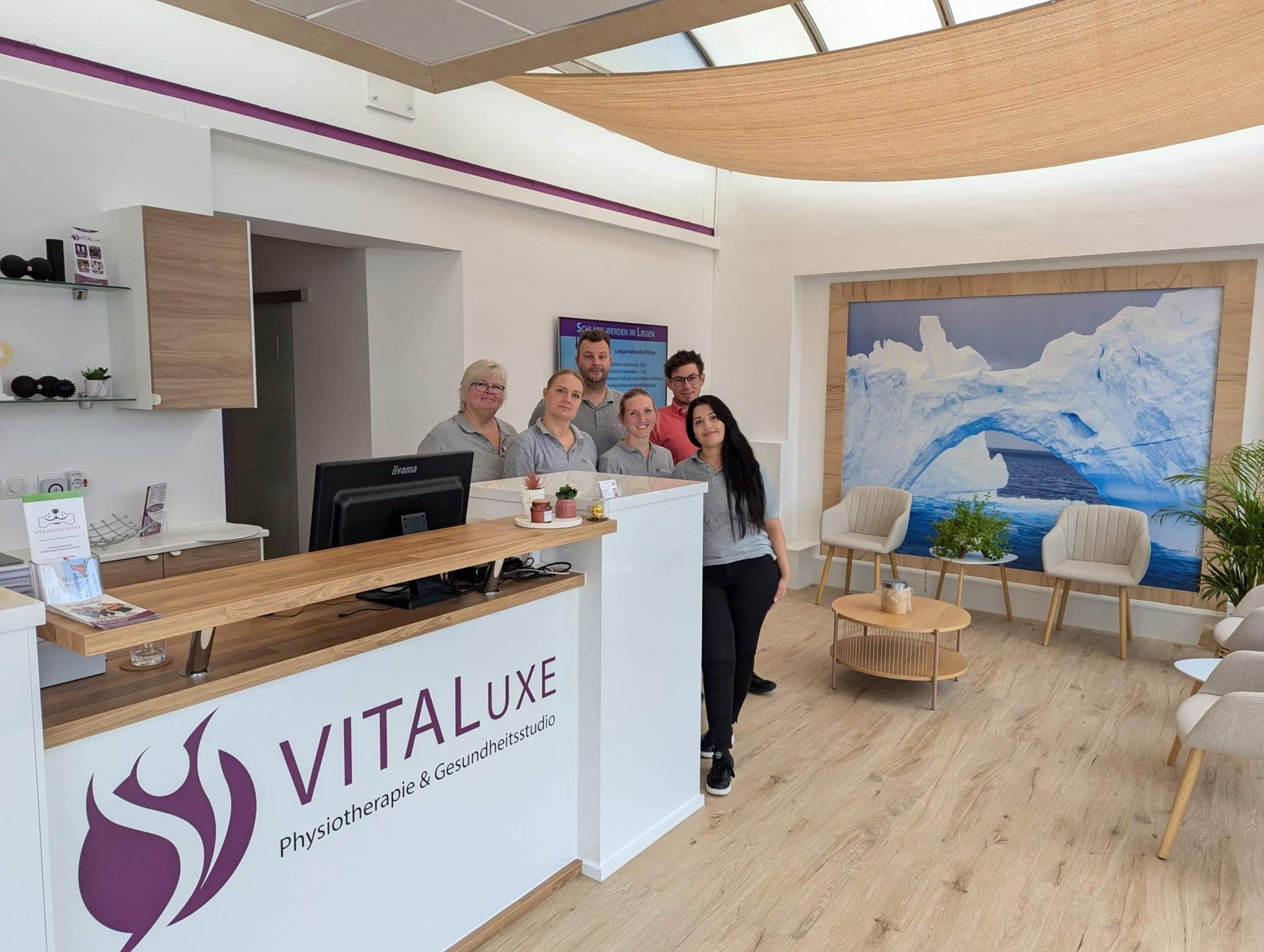 Das Team von VITALuxe Wesel am Empfangstresen der Praxis