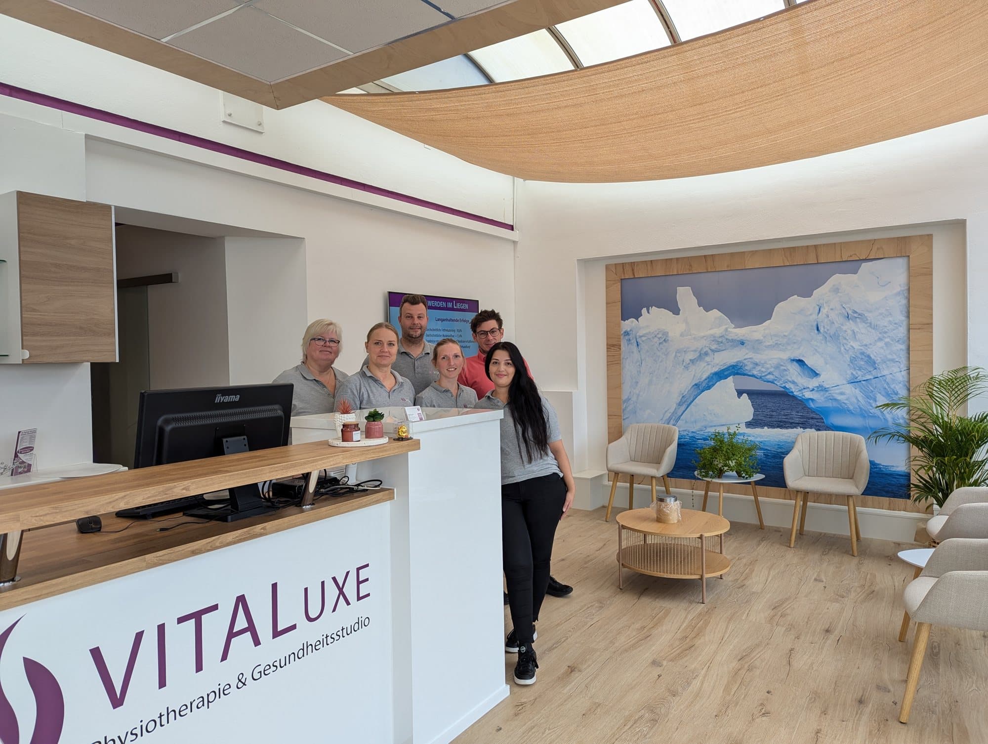 Das Team von VITALuxe Wesel am Empfang der Praxis